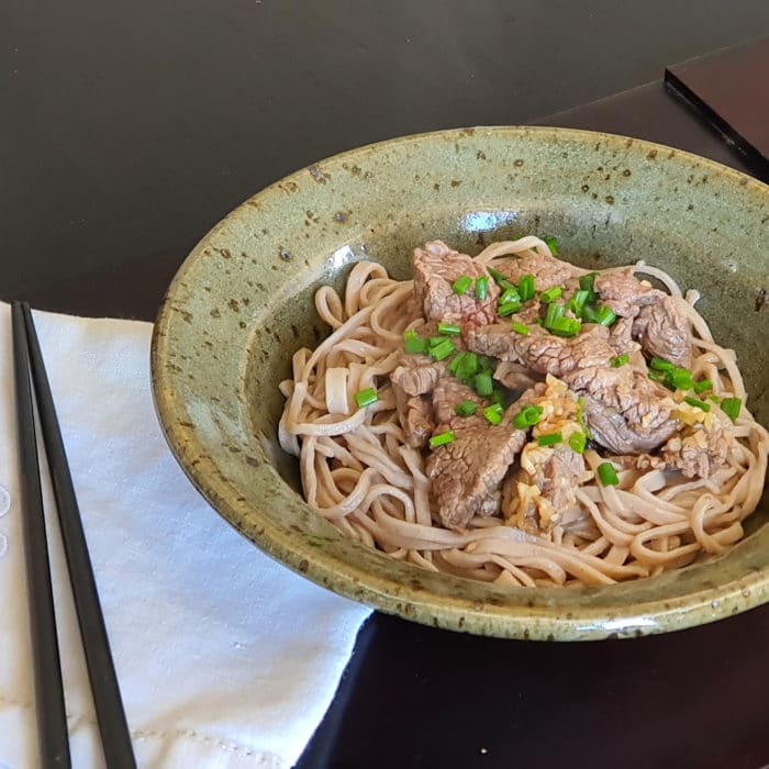 Nouilles soba et bavette marinée